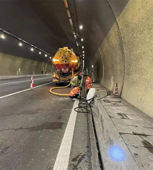 井陉矿隧道排水渠清淤